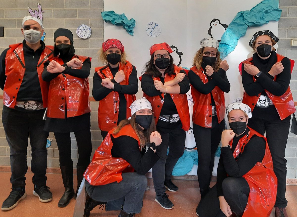 laudrupat's tweet photo. Per fi hem pogut tornar a celebrar el Carnaval com ens agrada... Amb vosaltres famílies!! 
Esperem que ho hagueu gaudit tant com nosaltres!! 🦈🐙🐠🐢🌊☠ @LauraAinoza @francantopinero @MagdaCollCamps @Maria94ICH @CristinagzGomez @immaculadahorta 
(Gràcies @AMPAICH1 😉) https://t.co/kUDsj8n4gu