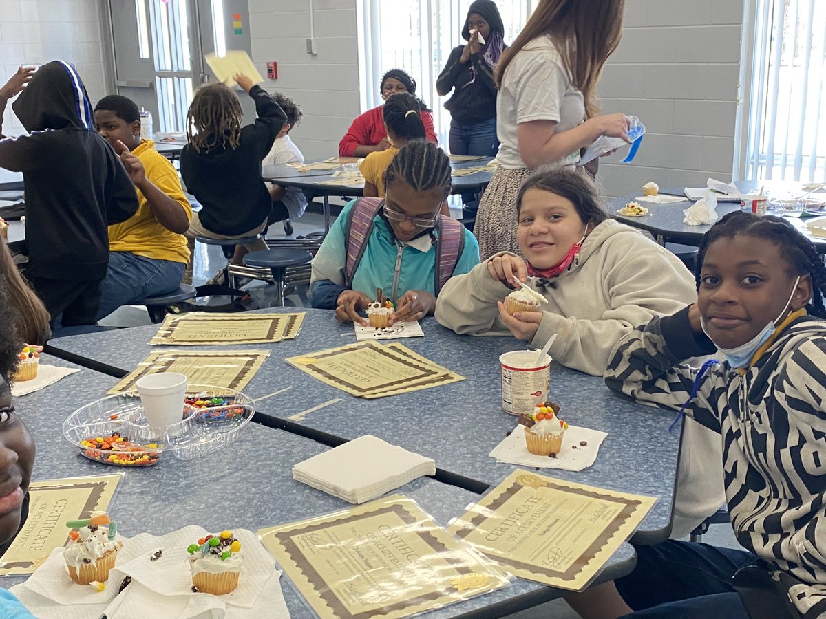 It was the best day ever 🙌🏾!! 4th and 5th grade Lions who met their goal in math and/or reading, decorated cupcakes! <a href="/RyanMoodyHCPS/">Ryan Moody</a> <a href="/MrsCochol/">Ashley Kay Cochol</a> <a href="/oakparklions/">Oak Park ES</a> 
#gotproficiency #getyousomegains