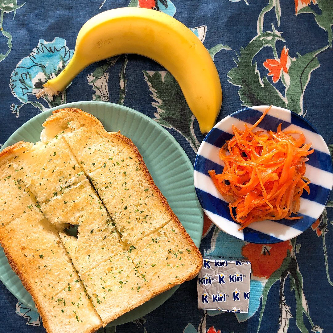 ガーリックトースト✨
ホームベーカリーで焼いたパンがグレードアップ。美味しかった😋  