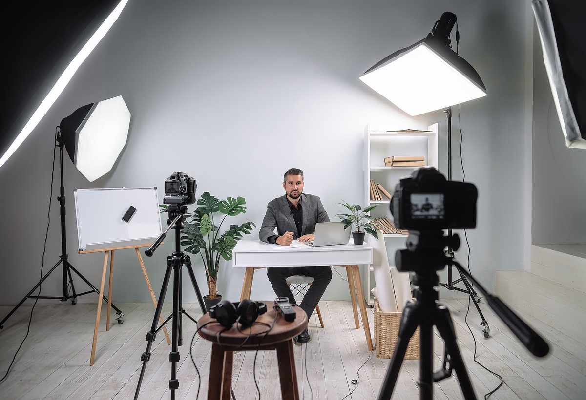 JohnBorsaPhoto's tweet photo. 💡🎥 🎬 I'm teaching a DIY Video Bootcamp at @ub_cel in late March &amp; early April!
Learn to create, edit and post great videos to your company's social media pages using a cellphone, simple equipment and readily available online tools.
Register: https://t.co/fiMTB3lEQt https://t.co/Fp9Sizcjed