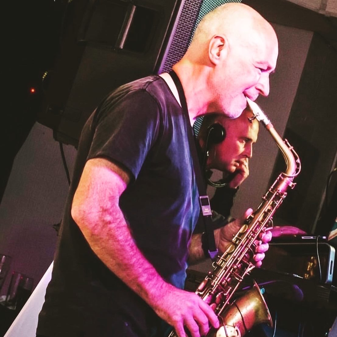 gilbosax's tweet photo. Serious concentration! 🤩
#itsaseriousbusiness #altosax #saxdj #saxmix #saxophonist #selmersax #theowanne https://t.co/32HPaFFWxr