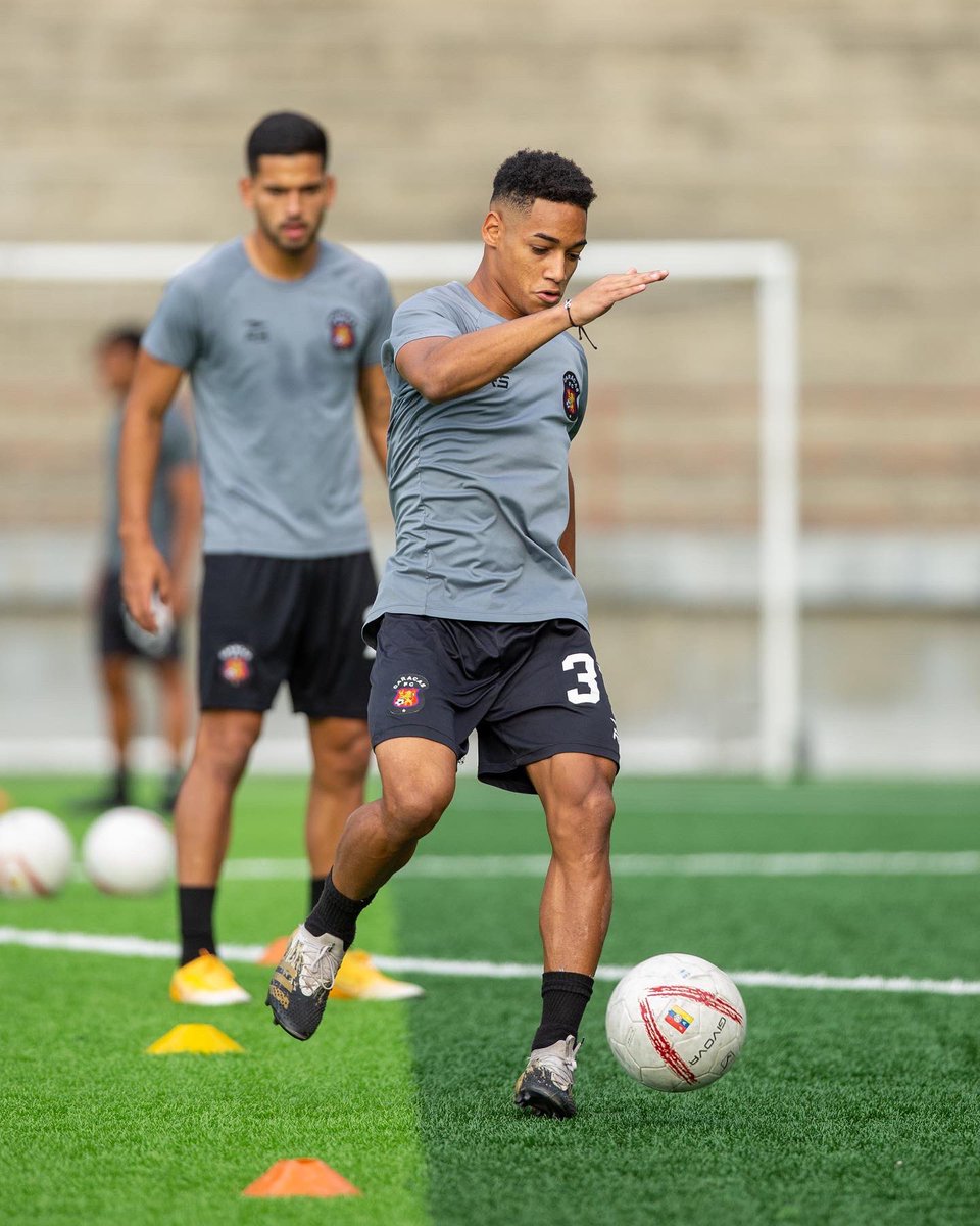 Caracas_FC's tweet photo. Listos para mañana ⚔️🔥

🔜 @AraguaFC 

#DaleRo #SomosCaracas https://t.co/DUGpyQDgs4