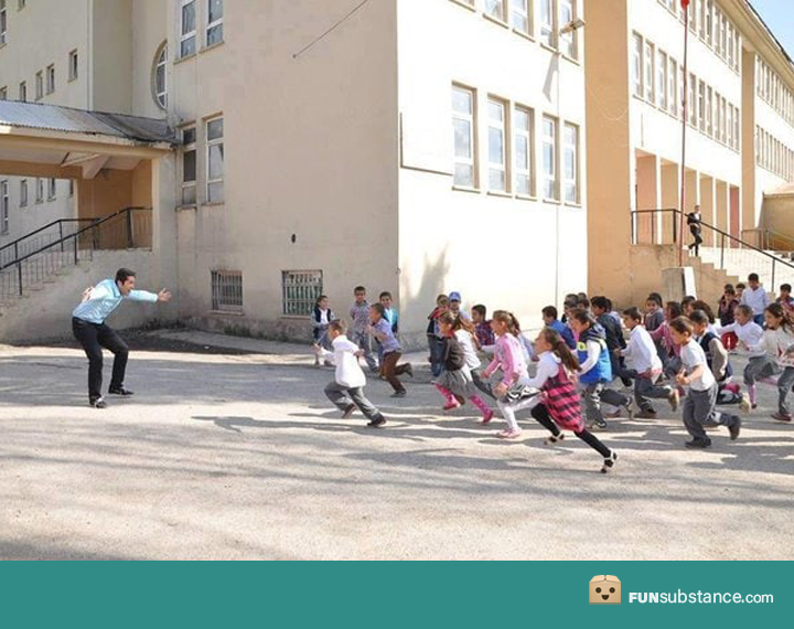 FunSubstance's tweet image. A teacher welcoming his students on the first day of school 🧑🏻‍🏫🙇‍♀️📖

#FunSubstance #Fun2022 #Fun #FunSubstance2022 #Meme #Memes #Teacher #Students #FirstDay #FirstDayOfClass #Class #School

funsubstance.com/fun/179112/a-t…