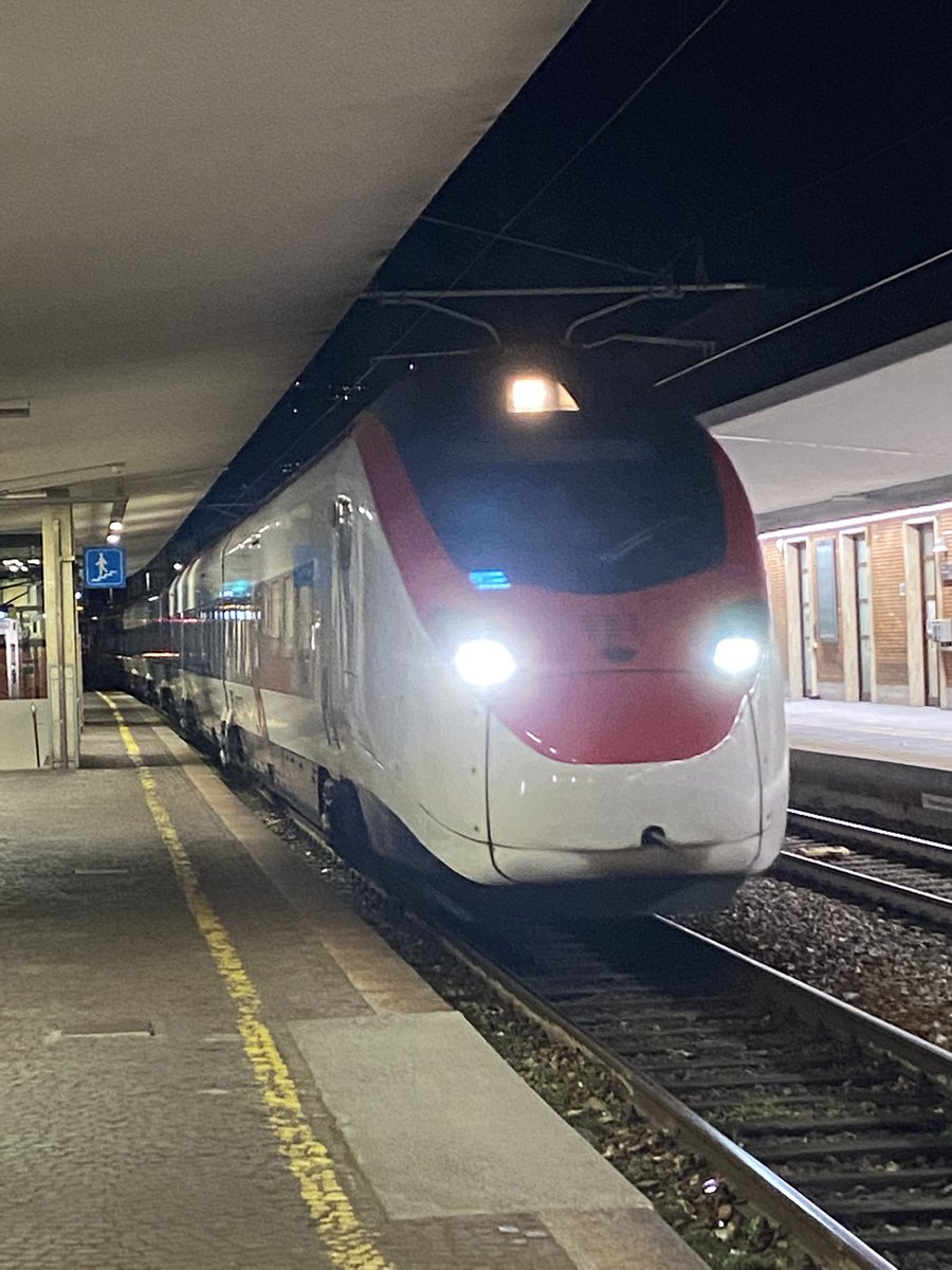 One for @seatsixtyone @AndyBTravels Stadler Giruno on the EC323 Como S Giovanni to Milano Centrale. Left como 20 mins late - nothing from the guard. Yet arrived on time. All Trennord trains today running late locally due to a strike so thought we’d catch this one..