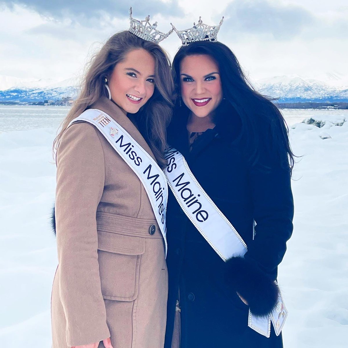 MissAmericaME's tweet photo. WE MADE IT TO ALASKA ❄️

#MissAmerica #Alaska #Homecoming #MissMaine2021 #ThereSheIs #ThereSheDoesIt #Maine #MAO #MissAmericaClassOf2022 #EmpoweredWomen #MissAmericaServes #Strong #Elegant #Intelligent #PowerfulLeaders #PowerhouseFemales https://t.co/AZtFFdHdnW