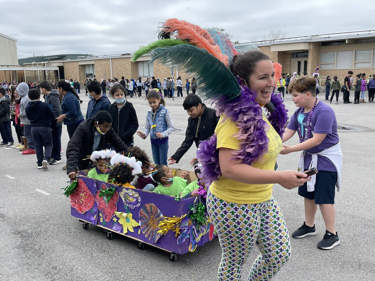 Shannon_Castay's tweet photo. Pre-K’s Krewe of Riviere rolled on through today! @RiviereES 💜💚💛#THE_RIVIERE_WAY #SEAGULLSONAMISSION https://t.co/bBDJUhIqhW