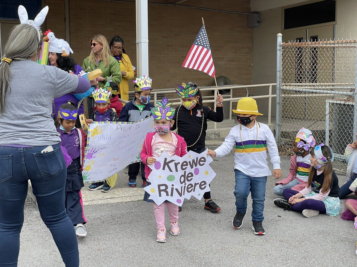 Shannon_Castay's tweet photo. Pre-K’s Krewe of Riviere rolled on through today! @RiviereES 💜💚💛#THE_RIVIERE_WAY #SEAGULLSONAMISSION https://t.co/bBDJUhIqhW