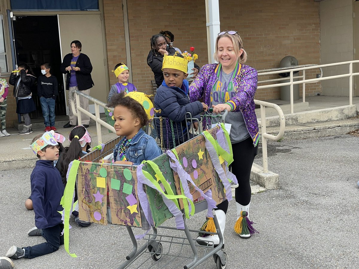 Shannon_Castay's tweet photo. Pre-K’s Krewe of Riviere rolled on through today! @RiviereES 💜💚💛#THE_RIVIERE_WAY #SEAGULLSONAMISSION https://t.co/bBDJUhIqhW