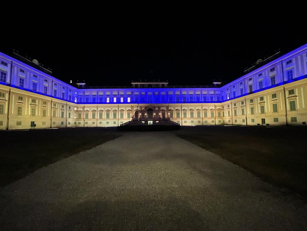 ComuneMonza's tweet photo. Da questa sera la @ReggiadiMonza  e' illuminata con i colori della bandiera ucraina: anche così la nostra città è vicina alle popolazioni che stanno vivendo il dramma della guerra 🇺🇦
#solidarietà 
#museumagainstwar
ℹ Comunicato su https://t.co/kvVtXbc64S https://t.co/VmMpPrjxLm