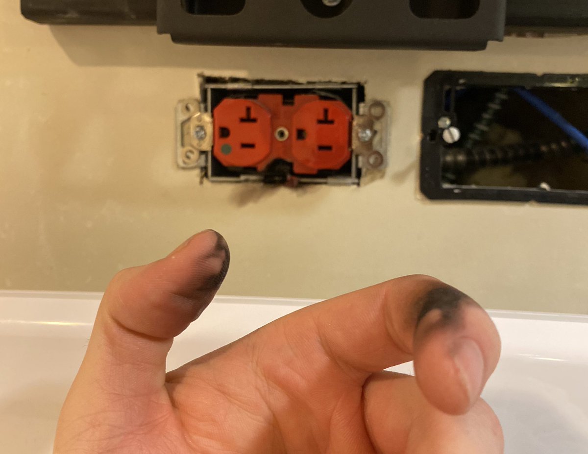 blueradiator's tweet photo. Here’s something that happened to me the other day. If i kill myself at this goddamn day job before this goddamn movie is finished… #Filmmaking #EnterElectro https://t.co/NY5px3BWGh