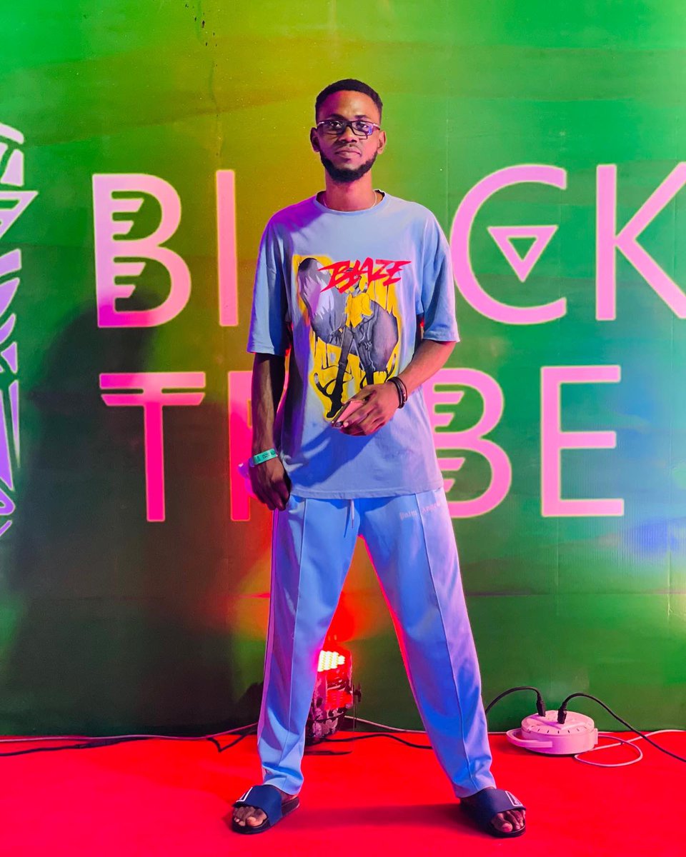 celebritymgr's tweet photo. Outside with @_arabsean Tonight 📌@pressplay_party 💚🏝 #blacktribe https://t.co/8T1lqMa8RZ