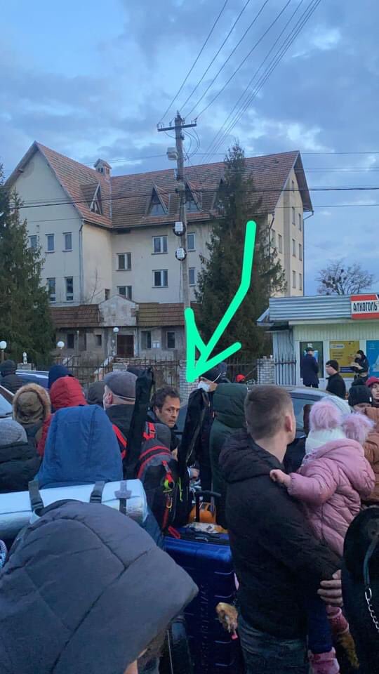 marialuisalg1's tweet photo. Lo pusieron hace 1 hora en Facebook @m_ebrard necesitan ayuda para poder salir de Ucrania y pasar a Polonia su familia ya está en Polonia pero a él no lo dejan pasar. https://t.co/qsUMx0sLJm