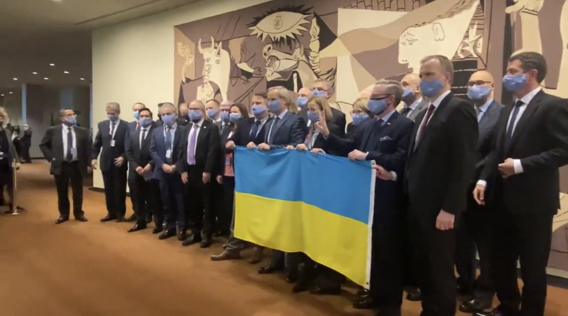 Javierito321's tweet image. ULTIMA HORA: El consejo de seguridad de la ONU acaba de terminar la sesión del día donde discutían si Hitler era malvado y 83 años después llegaron a la conclusión que si. Ahora van a hablar sobre Rusia y se tomaron una foto con la bandera de Ucrania…

¡SE SALVÓ EL MUNDO!