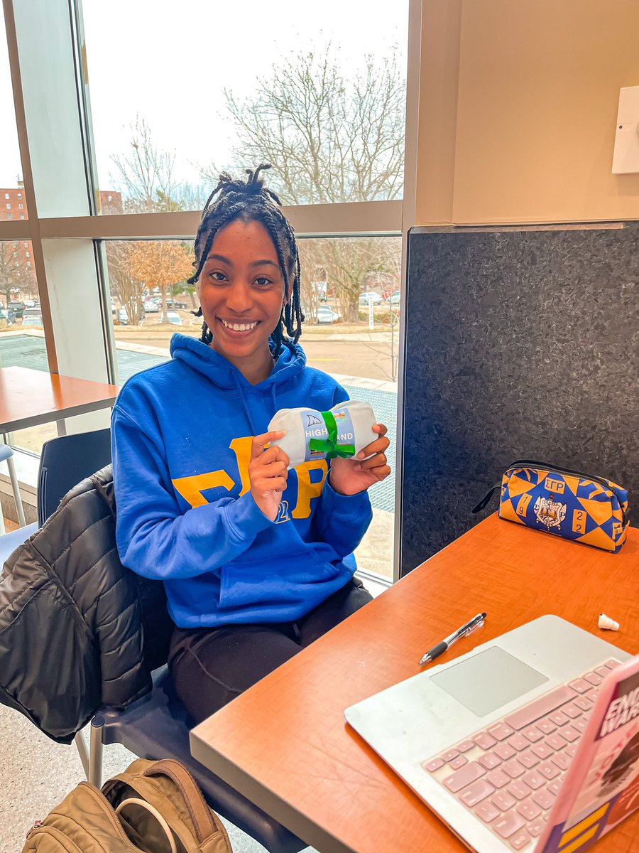 HighlandSquareO's tweet photo. At Highland, we believe that all studious students deserve a reward✨. Today’s reward was a Highland Square t-shirt👕! Come sign with us to receive a $500 gift card! It’s only 3️⃣ left😆!

#livebetter☺️❤️️ #livehighlandsquare🏠 https://t.co/sSduqAvpb1
