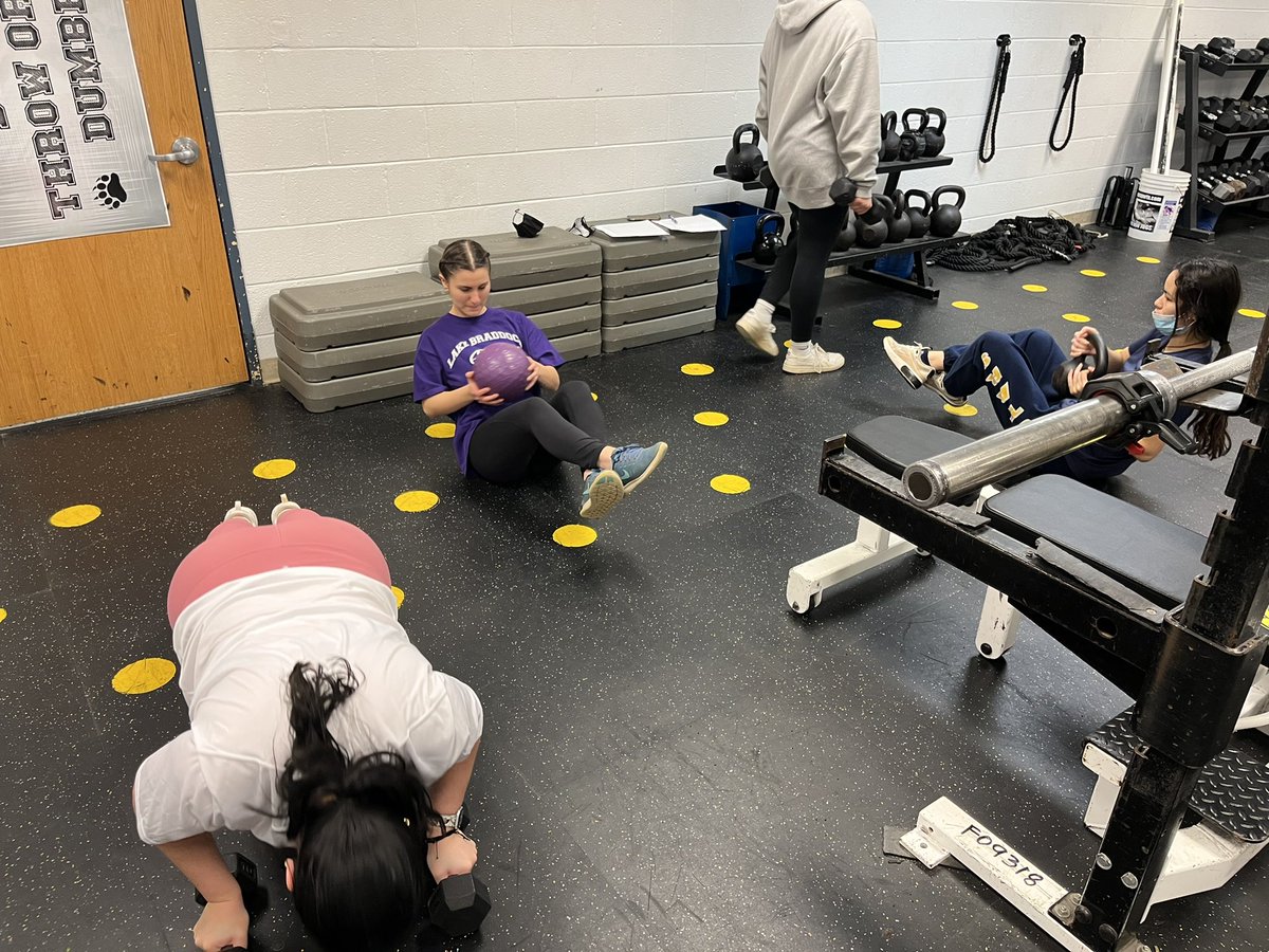 lb_softball's tweet photo. Bruins putting in work on a Friday! #liftingweights #gymrats #hittingtheweights https://t.co/cD922Q6934