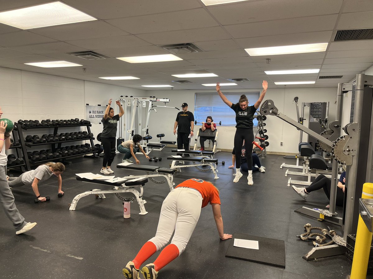 lb_softball's tweet photo. Bruins putting in work on a Friday! #liftingweights #gymrats #hittingtheweights https://t.co/cD922Q6934
