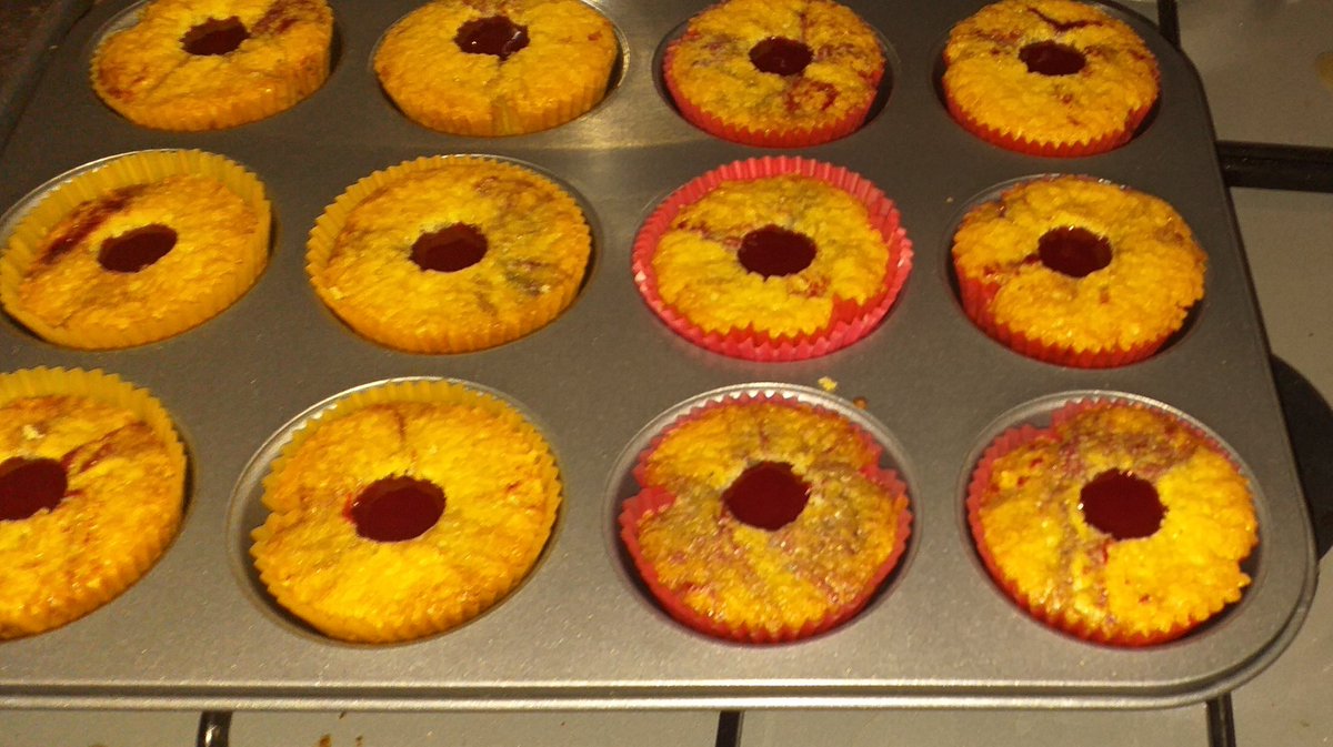 learningtofloat's tweet photo. Think I've eaten too much icing tonight while decorating my raspberry lemonade cupcakes #CupcakeJemma #learningtobake #baking https://t.co/cnX64SPK23