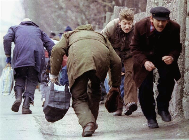 ChePrados's tweet photo. ¡Qué impotencia!
Otra vez. 
Abrí los ojos al mundo con las guerras de Yugoslavia. Los tres inviernos de Sarajevo, los francotiradores, las fosas, Srebrenica. 30 años después otra vez.
#UcraniaRussia #Ucrania https://t.co/Ah8nfFg2w4