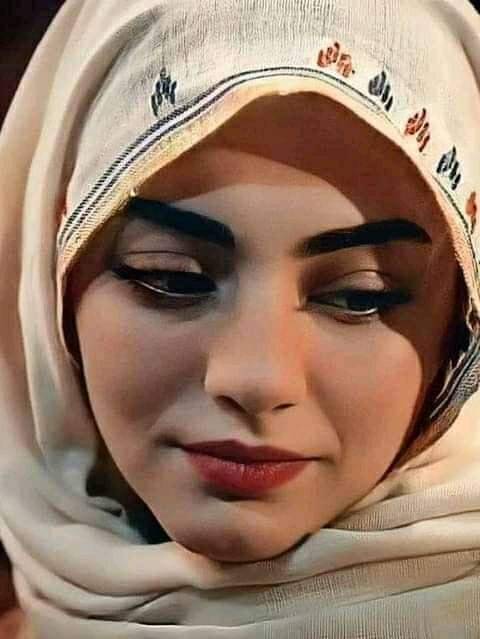 بين البوح والصمت تظل الكلمات أسيرة
 بين حنايا القلب
في ابعد زوايا النفس و العقل ... تعترف ...تئن .. تثور ..وتشتكي
ثم تتوارى خلف عفة الصمت ..