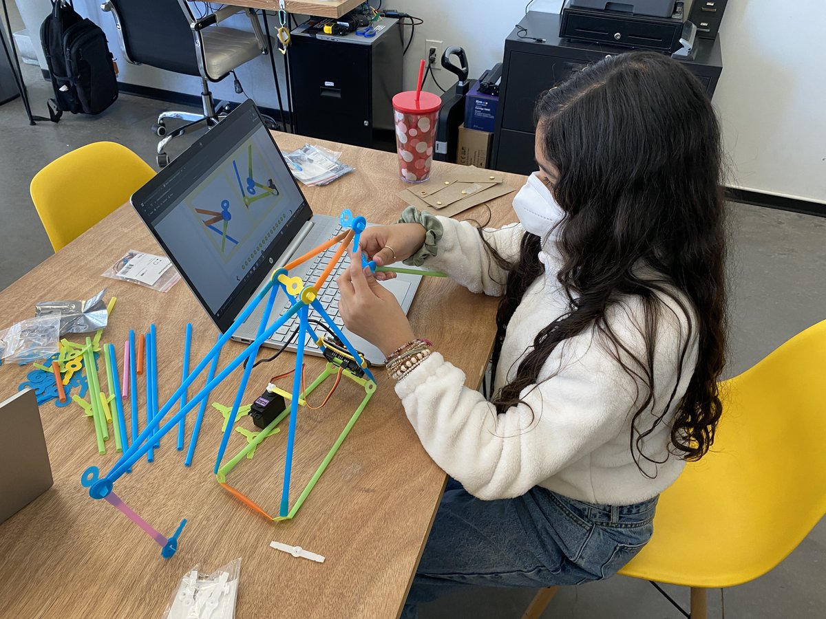 FabLabEP's tweet photo. We had an amazing time last Saturday with our #LatinaLEADS girls. Big thank you to Alyssa Saenz, @NASA robotics flight controller, for being our guest speaker and inspiring the next generations of Latinas! #FabLabEP #LatinaLEADS #LULAC #NASA #STEMK12 #DiversityEquityInclusion https://t.co/lA3ySXYPET