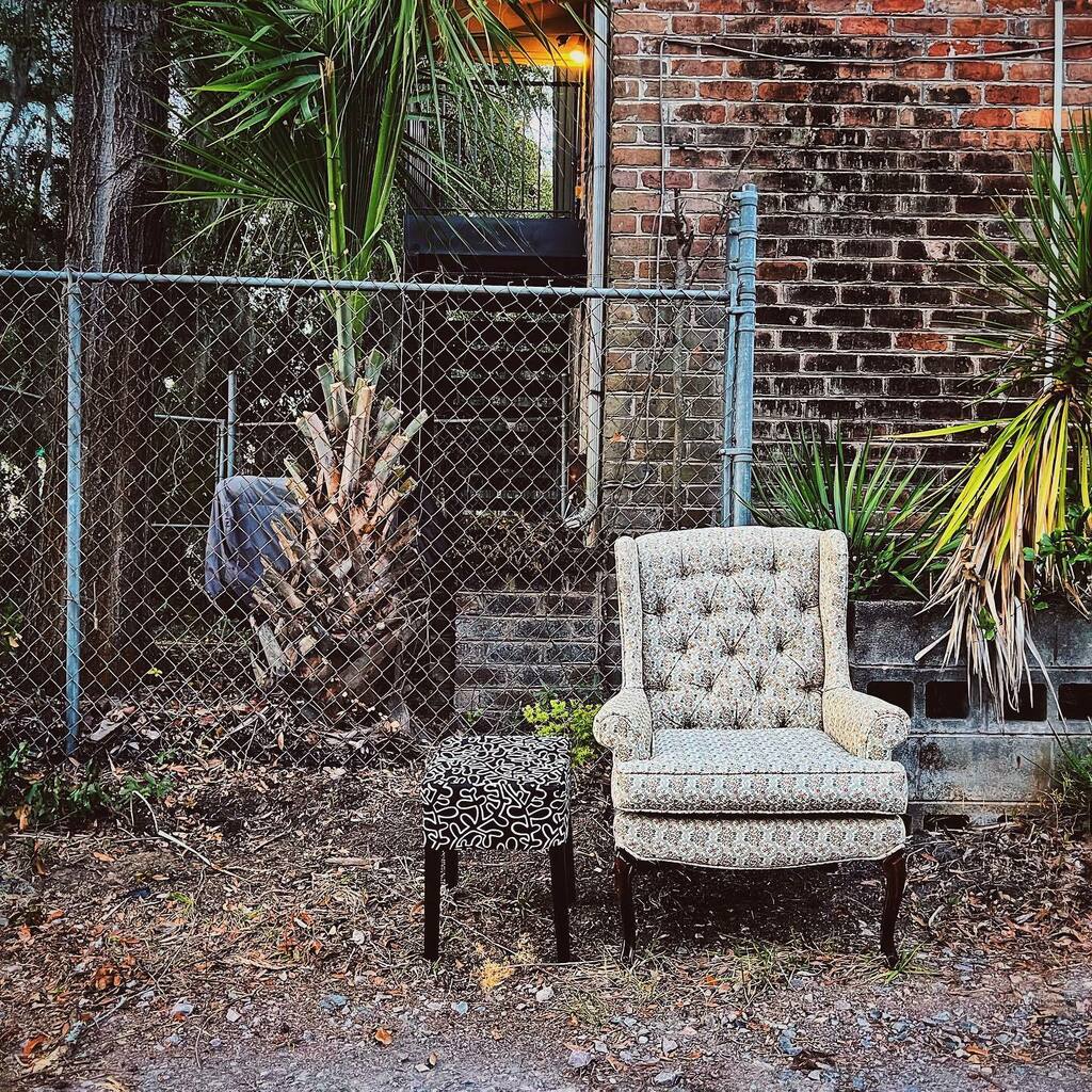 jonberrydesign's tweet image. Southern hospitality./ Savannah, GA 02.2022  #alley #foundobjects #wingbackchair #chathamcrescent #savannah #georgia #thisaintartschool #thephotomotel #jbdsgnd instagr.am/p/Caapb8juNmC/