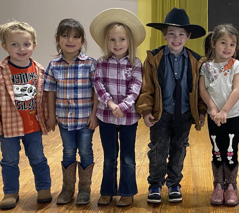 RoarkEarly's tweet photo. A lot of boots and hats @RoarkEarly for #GoTexanDay on this Fri-Yay! #RoarinRoarkKats #ThePlace2🐝 https://t.co/K54f2XpJGh