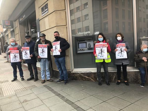 25/2/2022  Protesta contra las comisiones bancarias en Piedras Blancas-Asturias.