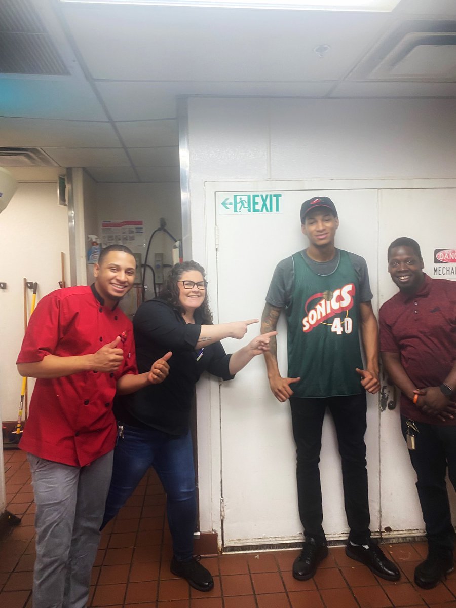 bosslady1778's tweet photo. Alley-Oop ⛹️♂️⛹️♂️ for #NBAJerseyDay 🏀🏀 at #Chilis JC - Ain’t nothing but net with all that #chilislove 🌶❤️ because #TogetherWeChilis to get Johns Creek #Back2Great @Obione52 #ObisChampions 🏅 https://t.co/lYsAcSiw0J