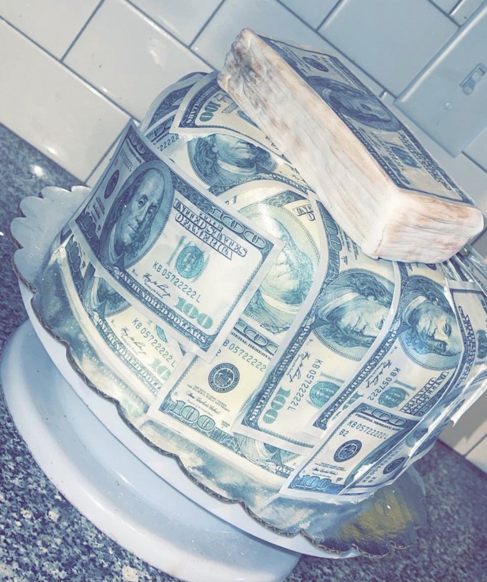 Reaunna's tweet photo. Cake life 💵 https://t.co/jX8c5iKKIU