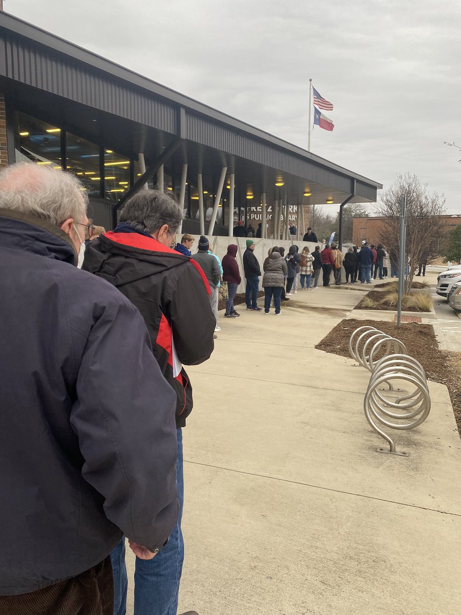 matt_r_garcia's tweet image. Last day of early voting is today. Very happy to see the line at Fretz Park on this chilly Friday afternoon.
