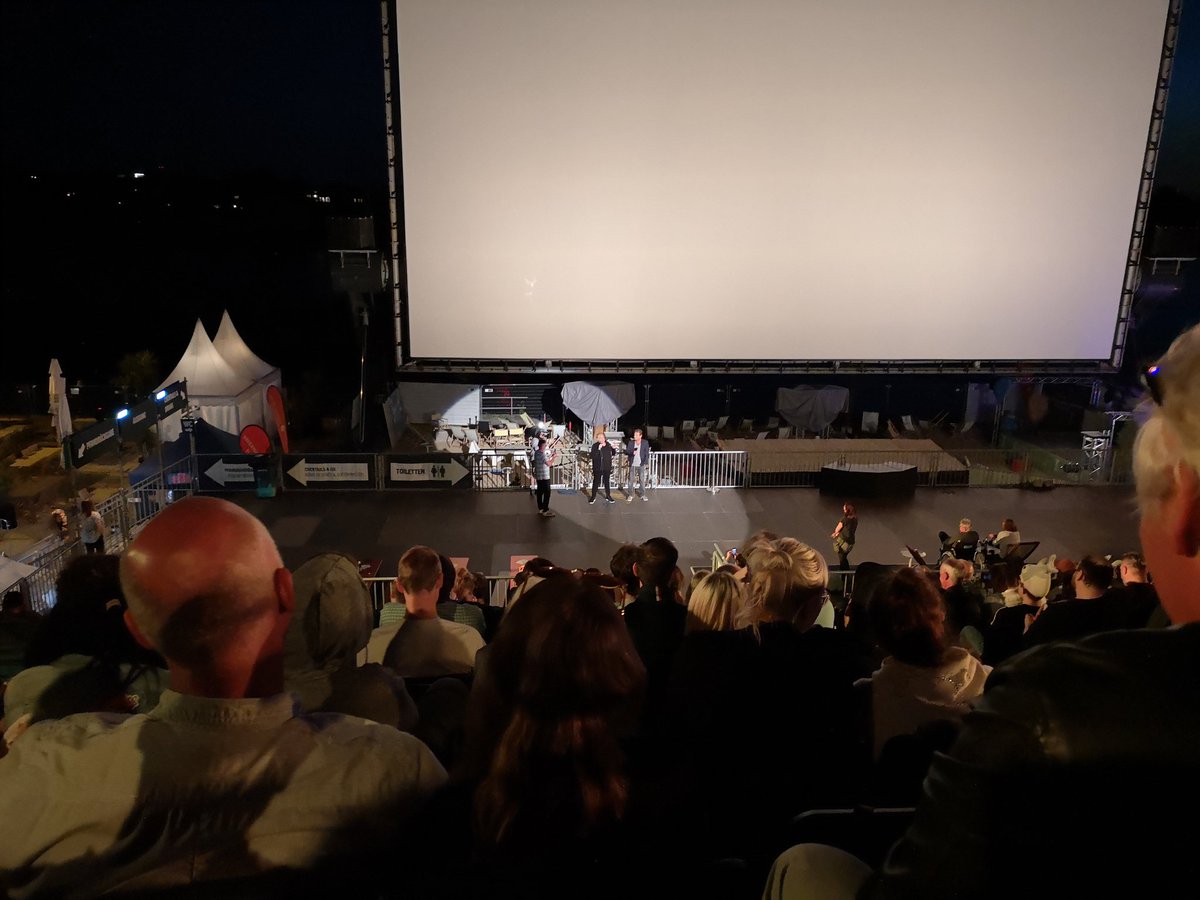 Krueminxler's tweet photo. Das SchleFaZ Event zu "Plan 9 from outer space" am 22.08.2019 im Düsseldorfer Open Air Kino in den Rheinauen.
#TollWars
#ComedyGold
#TränenGelacht 
#WunderbarerAbend 
#LezFaZ 
#SchleFaZ
#Plan9abc
#MattscheibeMatters 
!B https://t.co/LFHbkPDBMS