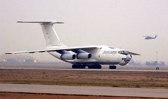 HipotesisPoder's tweet photo. URGENTE: Ucrania logra derribar un avión ruso militar de transporte II-76 que llevaba un número desconocido de paracaidistas en las afueras de Kiev. Los aviones II-76 pueden transportar hasta 150 soldados, sería el golpe más fuerte que habría dado Ucrania a las fuerzas rusas. https://t.co/kM39yZycja