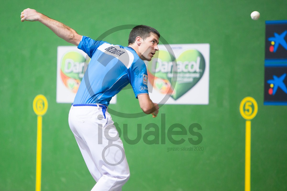 21iguales's tweet photo. 🏆⚾️ #Parejas2022
✅❌ PLAY-OFF

🟥 Ezkurdia - Tolosa 17
🟦 Irribarria - Rezusta 22

➡️ La pareja azul estará en semifinales tras un duro partido

⏩ https://t.co/8sdXPgvScO 

#PelotaVasca https://t.co/uYru3JL9aC