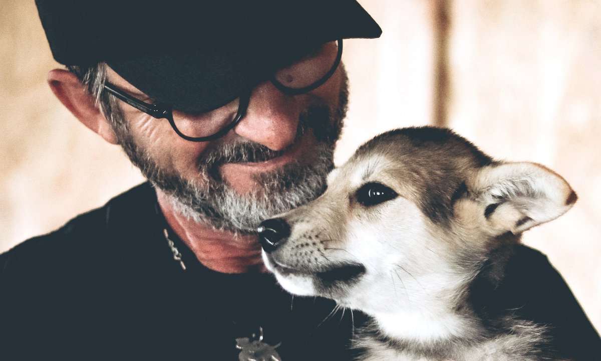 sopitas's tweet photo. Andrea Cisternino vive en Ucrania pero es italiano y a su cargo tiene 400 animales en un refugio ubicado en Kiev. 😞😭 

En redes, Andrea ha compartido videos del paso del ejercito ruso por la zona. Asegura que prefiere morir antes de abandonar el refugio… 💔😪 https://t.co/IPiNccEPlw