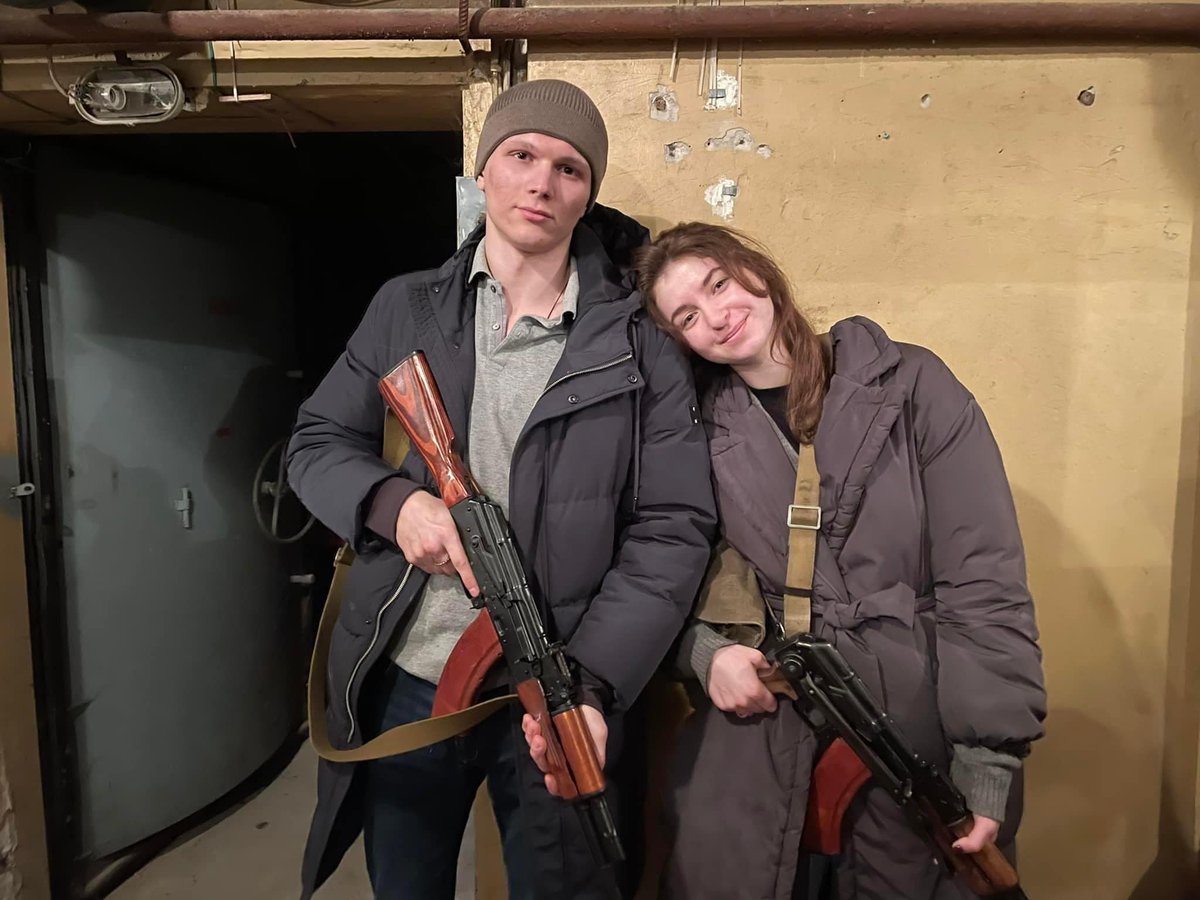 Unsure of the future, Yaryna Arieva and Sviatoslav Fursin rushed their wedding and got married to the sounds of sirens blaring the Russian invasion.

after their wedding, they both joined the local Territorial Defense Center to help efforts to defend the country.
#Ukraine 

🇺🇦
