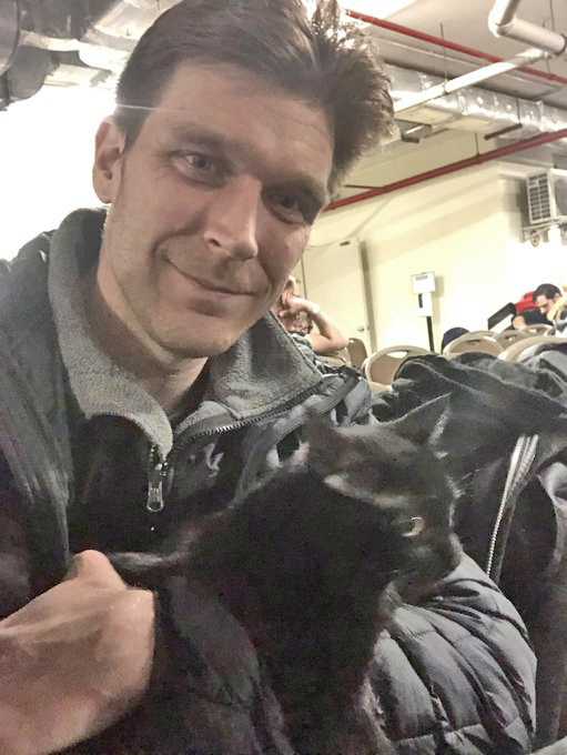 LorenzoTheCat's tweet photo. War correspondent Nolan Peterson currently in a Ukraine bomb shelter with his cat. Thank you to all the brave journalists who are risking their lives to bring these war stories to the world. Stay safe, sir. 🐱❤️ @nolanwpeterson https://t.co/7TYETneGNo
