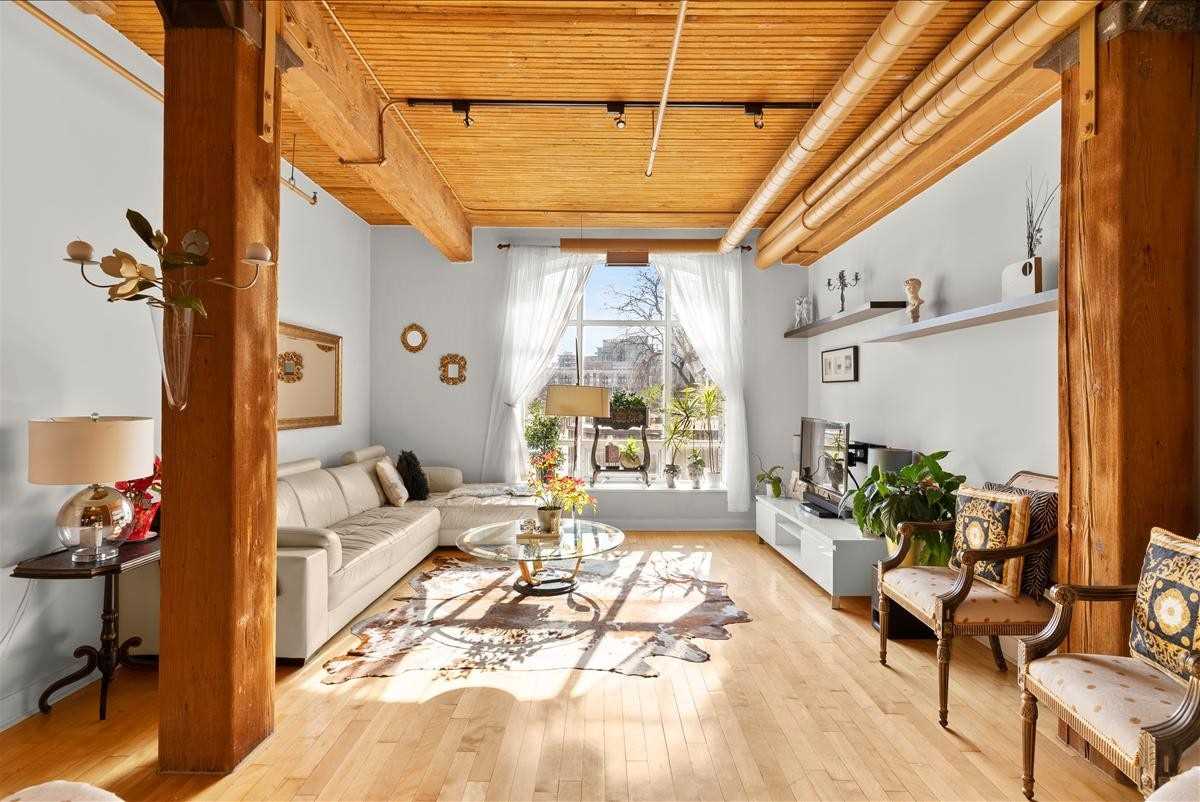 RomanowskiBri's tweet photo. Over 1,400 sqft of living space at the iconic Candy Factory Lofts! 1 bedroom × den for sale #hardloft #torontorealestate https://t.co/eRWPP55IWq