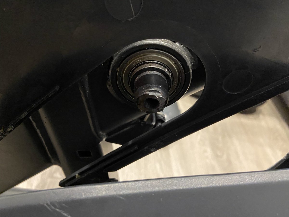 redinthesix's tweet photo. The right crank arm has snapped off my Schwinn IC2 and I’m not getting any response from emailing @schwinnfitness Help! Thought this bike would hold up longer than 16 months #lemon https://t.co/4ywpJszCMh