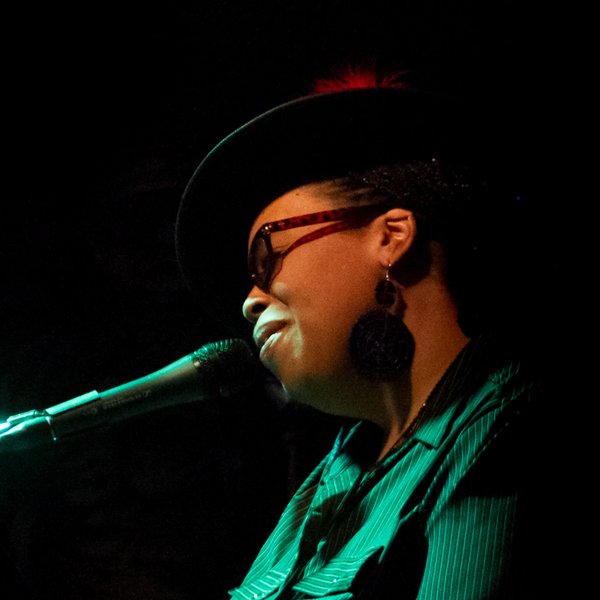 VLafora's tweet photo. Bona nit. Good night. Buenas noches. Como cierre del día este fantástico tema con la voz de #LilliLewis @folkrockdiva excelente y Gran canción: "Piece Of Mine"
https://t.co/mzRlSF9HpS
https://t.co/kBAZ6IXXIE
@secretemchysoc1 @cindyemchy @GimmeCountry https://t.co/eCKv5p2bR6