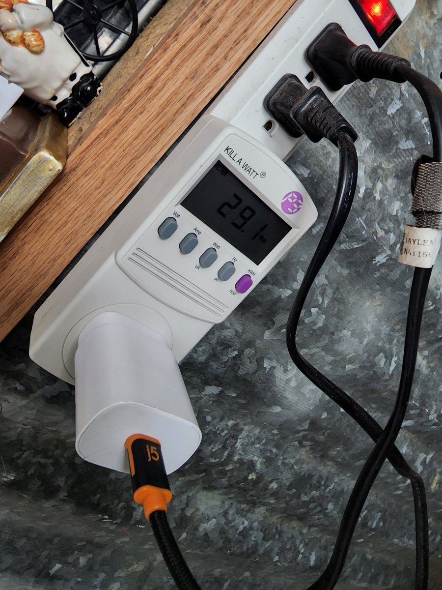 ItzSnookums's tweet photo. And here is the 25 watt charger https://t.co/svWNU9VidU