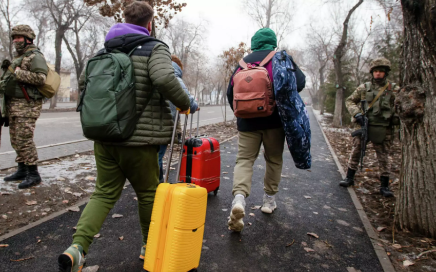 люди на вокзале. эвакуация жителей из харькова. толпа на вокзале. харьков вокзал эвакуация. эвакуация сумской и черниговской.