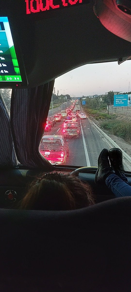 CarlosSchafer's tweet photo. @tuttocom @55_david @sitiodelsuceso @biobio @RadioValparaiso A esta hora aún sigue detenido el tráfico altura Placilla. https://t.co/z0WeBURcf6