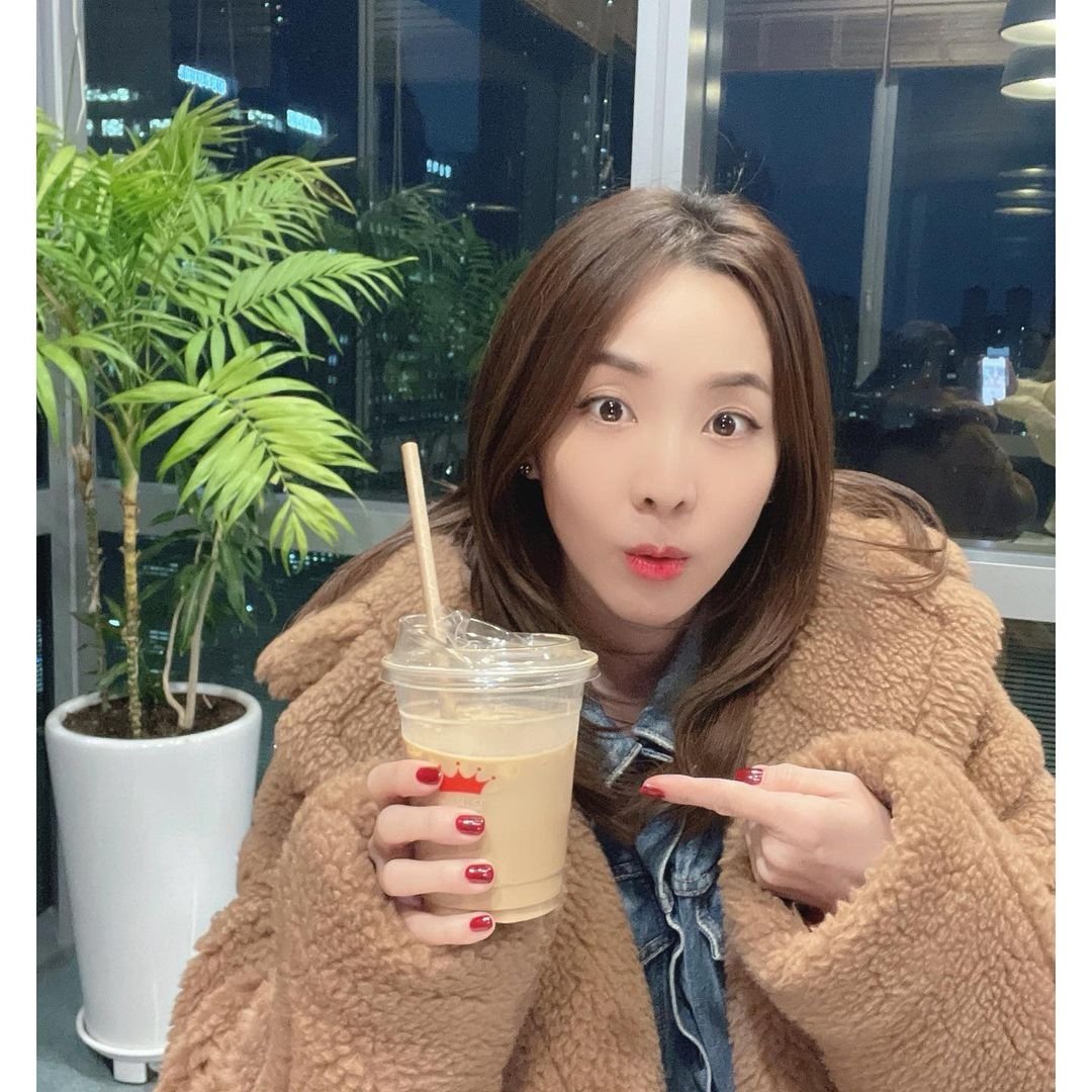 not_a_korean's tweet photo. lovegame1077 IG: #SmallEater #Representative #SandaraPark
Brought iced latte γ
γ
γ
Drinking it from this morning at the salon and all day longγ
γ
γ
#Soulmate with our DJ
At the end that woman can't drink all of itβ¦
.
#sbs #radio #ParkSohyunsLoveGame #LoveGame https://t.co/v1rVW8FK2u