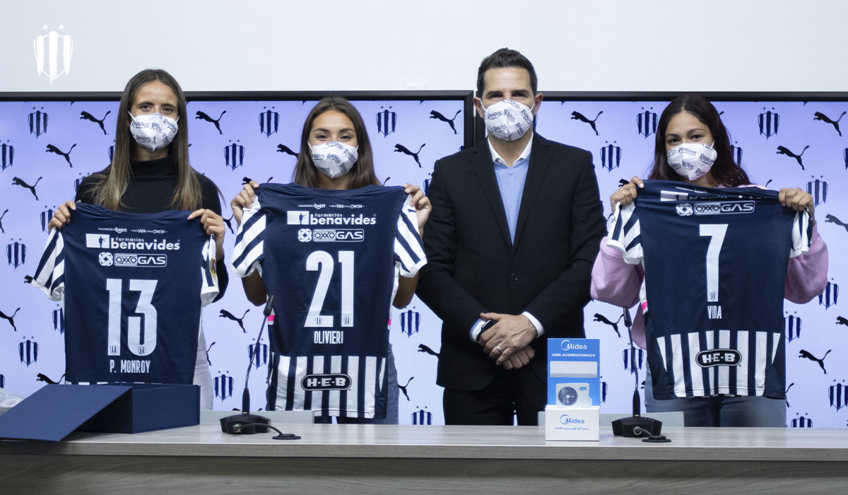 Presentación de Paola Monroy, Bárbara Olivieri y Vidalia Abarca con Rayadas