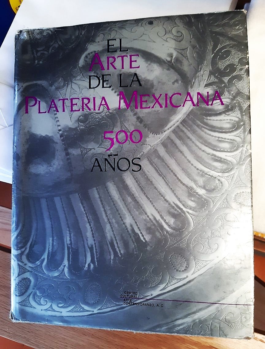 manuelsarabiapi's tweet photo. EN LA SECCIÓN #bibliotecafregona 📖 😍:"EL ARTE DE LA PLATERÍA MEXICANA,500 AÑOS",CATÁLOGO DE LA EXPOSICIÓN,1989-1990,POR EL CENTRO CULTURAL ARTE CONTEMPORÁNEO,A.C. UNA REAL #MARAVILLA 🥰! PORQUE AQUI EN Esmalte Artístico de México TENEMOS DE #todounpoco,📞5589524669 #bookstagram https://t.co/D0BDkG0Fe4