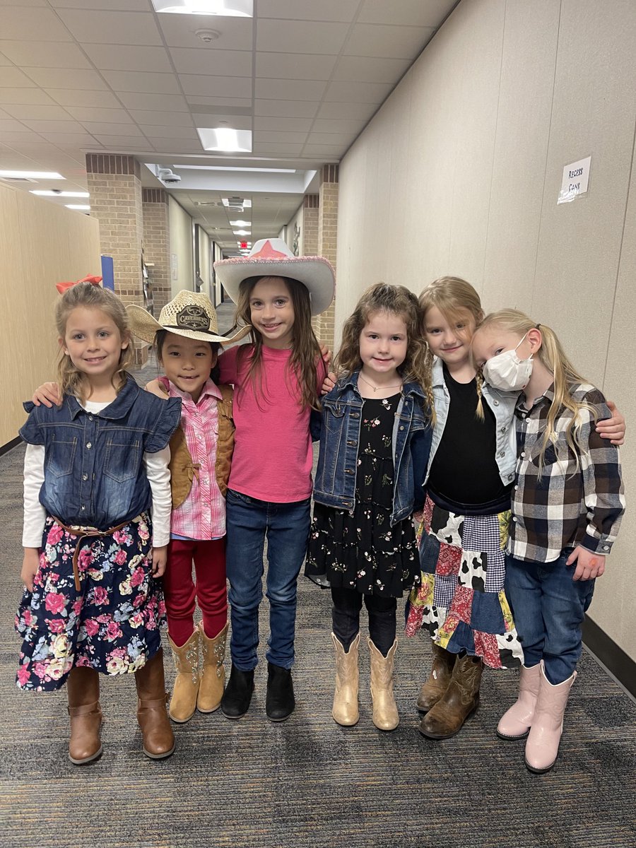MrsMandySchaef's tweet photo. Go Texan Day 🤠 ⁦@Hamilton_Lions⁩ https://t.co/RAx1bWlLlU