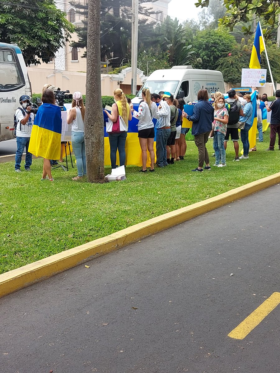 Montecristo17xy's tweet photo. Ucranianos protestando en la embajada de rusia en Perú. Mi solidaridad y mi total empatía con estas buenas personas, #FueraPutin de tierras que no son tuyas. #FreeUkraine #UcraniaLibre
#GetOutPutin https://t.co/desZiRWtXN