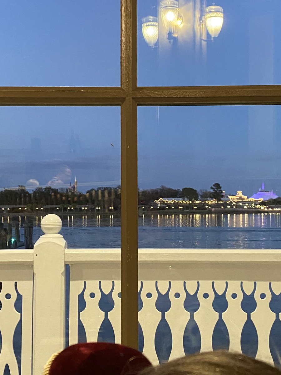 MrsHandicapper's tweet photo. Dinner view for the evening with @HandicapperFAL ❤️ #lastnightatDisney #idontwanttogohome #Narcoossees @lilrunner @BEairwaves https://t.co/kwT3avtVyj