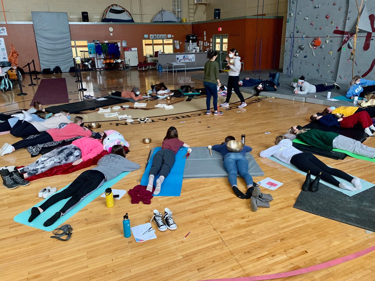 cmurpl's tweet photo. An awesome stress mgt clinic led by RPL alum and RT Advisory Board member Andrea Bevolden who uses these interventions as a recreational therapist at St Mary’s Health. Students learned about biofeedback, vibrational sound therapy &amp; aromatherapy. @cmuniversity @cmualumni @cmuehs https://t.co/7pk1J6z0kW