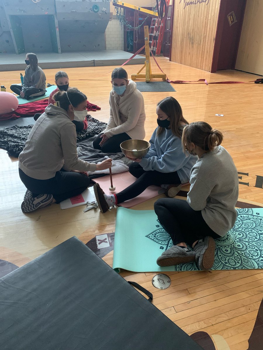 cmurpl's tweet photo. An awesome stress mgt clinic led by RPL alum and RT Advisory Board member Andrea Bevolden who uses these interventions as a recreational therapist at St Mary’s Health. Students learned about biofeedback, vibrational sound therapy &amp; aromatherapy. @cmuniversity @cmualumni @cmuehs https://t.co/7pk1J6z0kW